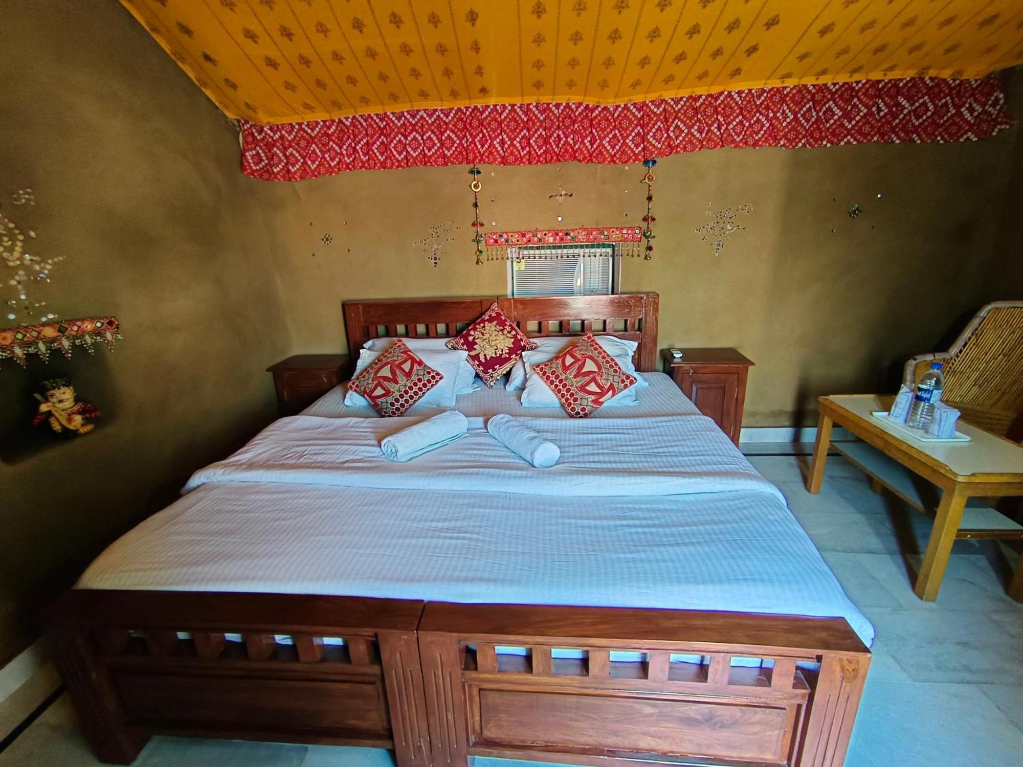 Pal Rajah Desert Camp Kuri Room photo